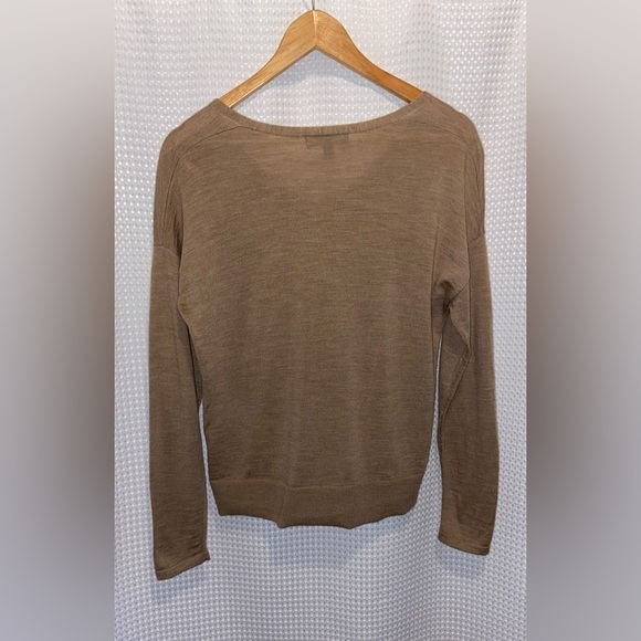 Women’s BANANA REPUBLIC Tan SEAMLESS MERINO V-NECK SWEATER size medium - Picture 10 of 12